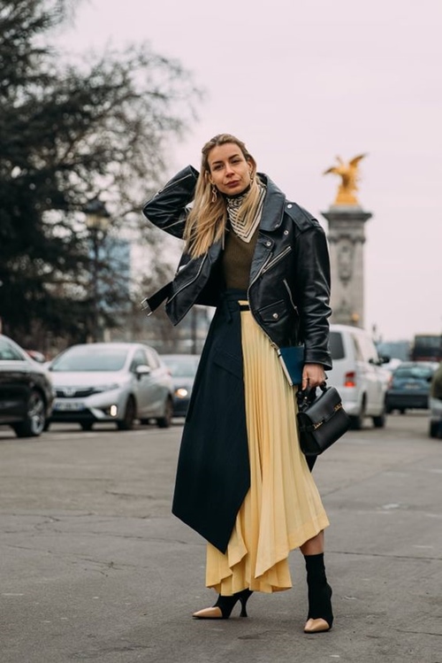 3 mẫu váy chứng minh vàng là màu sắc thời thượng nhất 2019-10