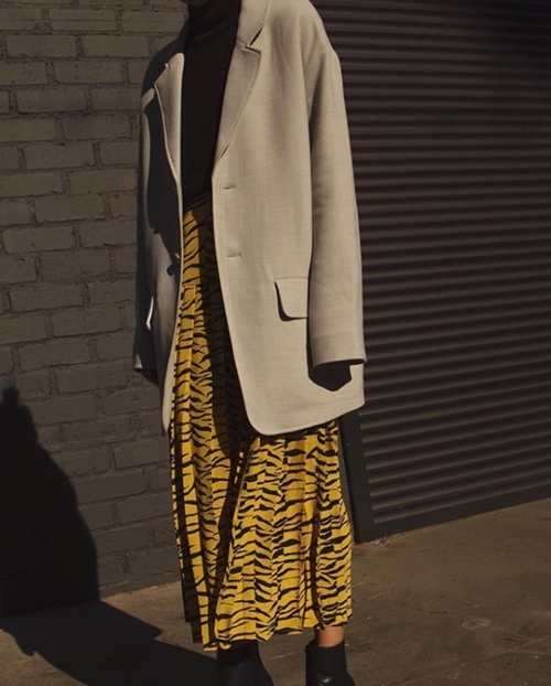 3 mẫu váy chứng minh vàng là màu sắc thời thượng nhất 2019-13