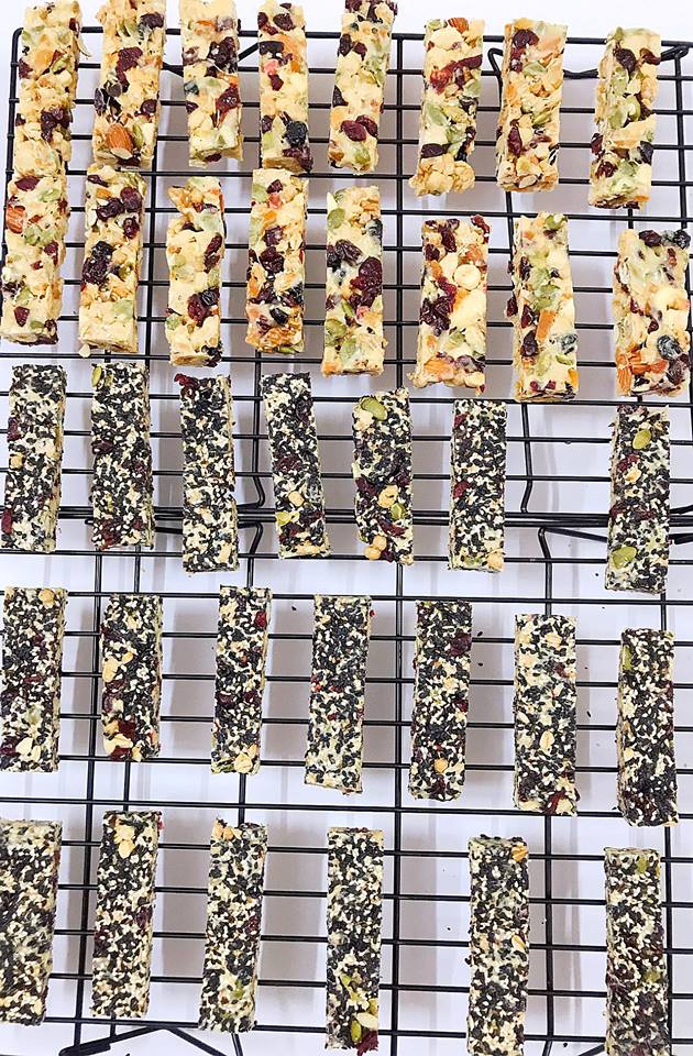 Mẹ đảm khoe cách làm kẹo sữa hạt siêu hot 10 phút là xong 1 mẻ để dành ăn Tết-7