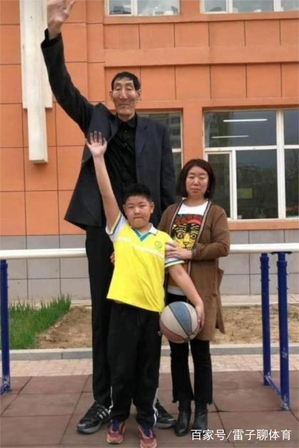 Cãi lời có bầu với ông lão 2m3, thiếu nữ năm xưa choáng với chiều cao con trai 8 tuổi-7