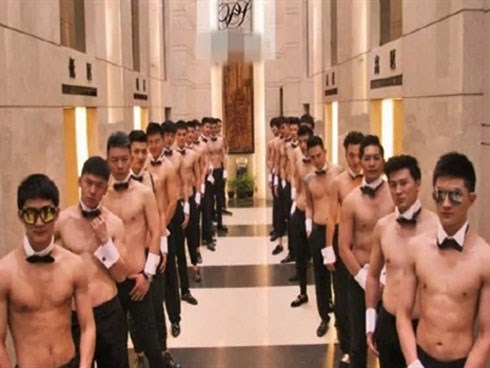 Việc nhẹ nhàng, chàng trai được quý bà tặng ô tô Audi và hơn 1 tỷ đồng