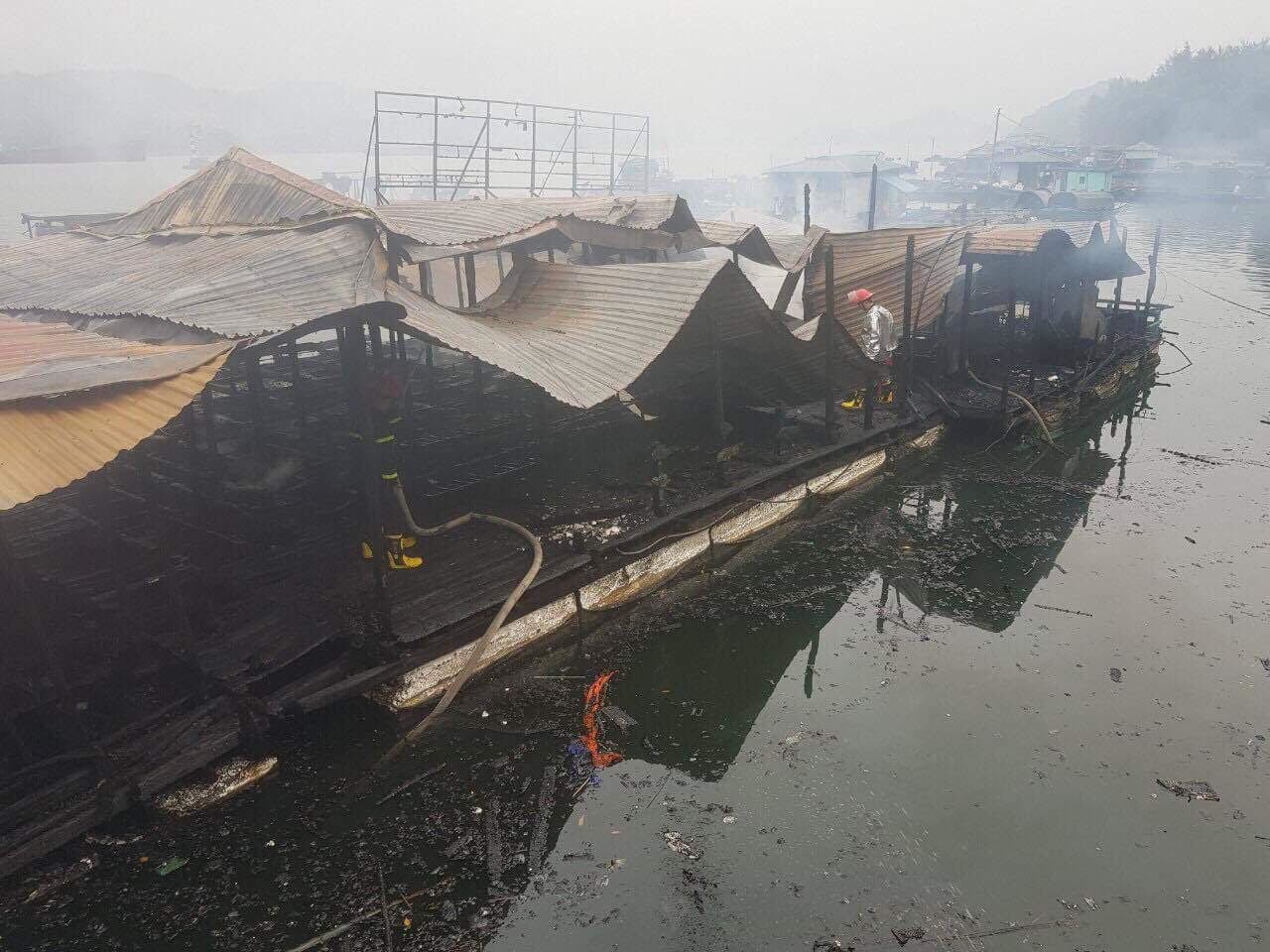 Cháy rực nhà bè ở Vân Đồn, ngọn lửa bùng phát từ bàn thờ-1