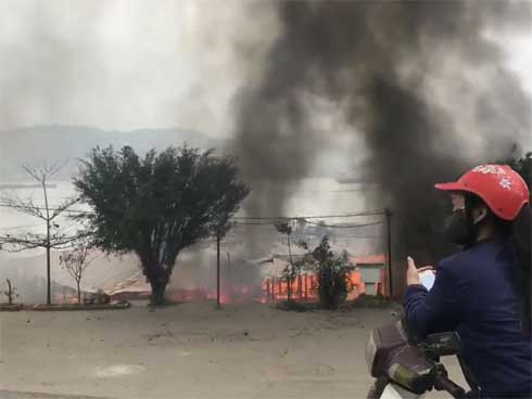 Cháy rực nhà bè ở Vân Đồn, ngọn lửa bùng phát từ bàn thờ-2