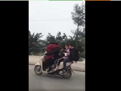 Người phụ nữ đi xe máy chở 5 đứa trẻ cực nguy hiểm