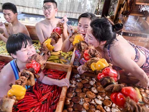 'Lẩu người' tại Trung Quốc - thú vị hay đáng sợ?