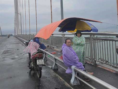 Nghẹn lòng mẹ già đội mưa chờ tìm thi thể con trai trong ngày giáp Tết ở Đà Nẵng