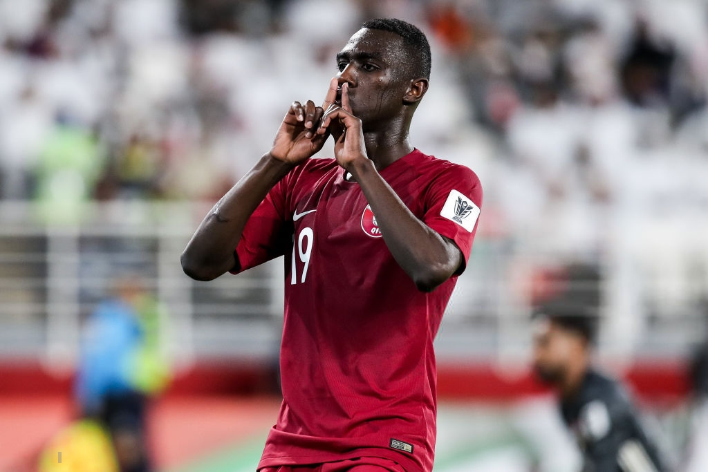 Đội tuyển thua nhục nhã, CĐV nước chủ nhà UAE còn để lại hình ảnh vô cùng xấu xí-7