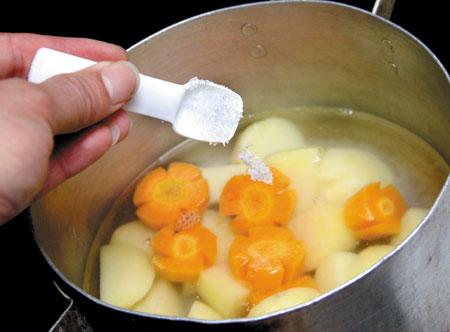 Khoe mâm cơm hỏi lấy chồng được chưa, gái xinh khiến nhiều người rùng mình vì cách nấu-2