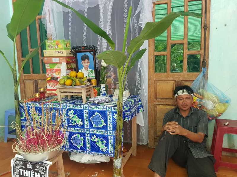 Vụ nổ thuốc pháo: Cha cụt chân khóc ngất bên thi thể con trai-2