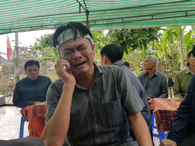 Vụ nổ thuốc pháo: Cha cụt chân khóc ngất bên thi thể con trai-3