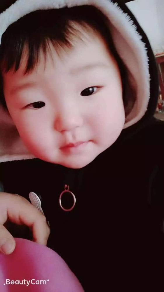 Đưa cháu gái đi phơi nắng, trong một lúc sơ hở bà quay lại nhìn thấy cháu biến dạng và nhận ra thủ phạm ở ngay bên cạnh-3