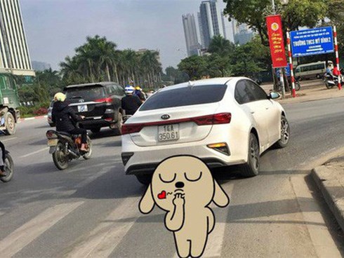 Đôi vợ chồng trẻ vạ vật chờ xe khách ngày giáp Tết và chuyến quá giang miễn phí từ 'người dưng' làm nức lòng cư dân mạng
