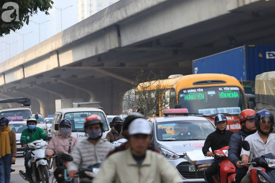 Người dân bắt đầu ùn ùn rời khỏi Thủ đô về quê nghỉ Tết Nguyên đán 2019-2