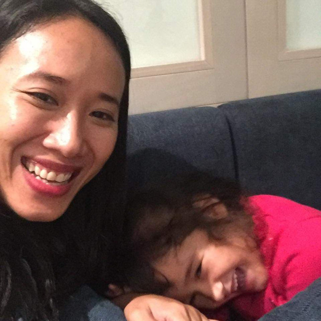 Nước mắt hạnh phúc của người mẹ trẻ khi được trả lại con gái sau 4 năm sang Pháp kiện chồng hờ-1