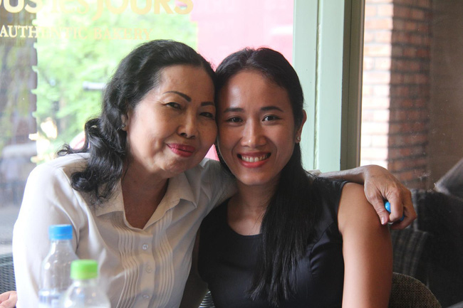 Nước mắt hạnh phúc của người mẹ trẻ khi được trả lại con gái sau 4 năm sang Pháp kiện chồng hờ-6