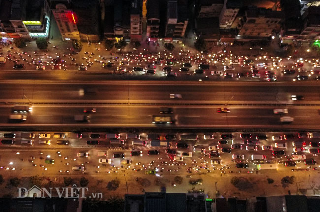 Cận Tết Hà Nội tắc đường: Xe cứu thương bất lực đứng im hú còi-11