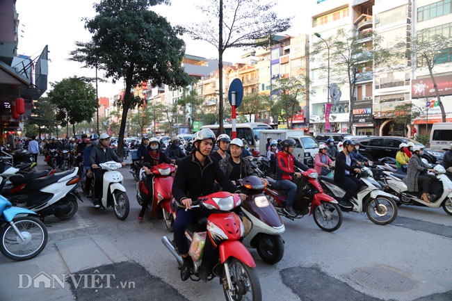 Cận Tết Hà Nội tắc đường: Xe cứu thương bất lực đứng im hú còi-4