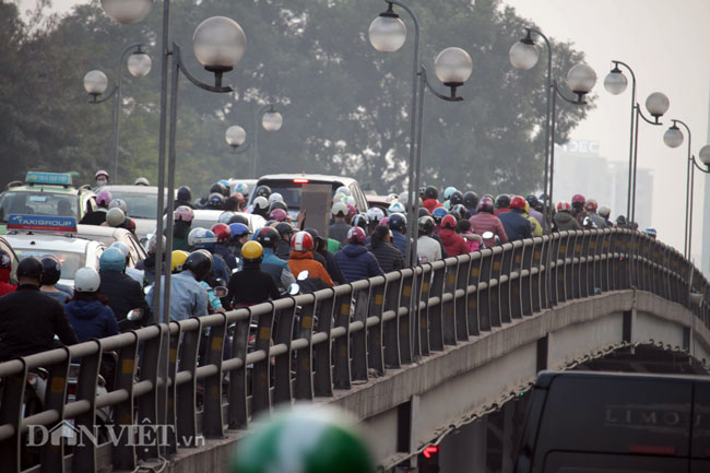 Cận Tết Hà Nội tắc đường: Xe cứu thương bất lực đứng im hú còi-7