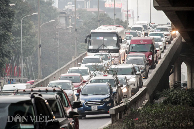 Cận Tết Hà Nội tắc đường: Xe cứu thương bất lực đứng im hú còi-8