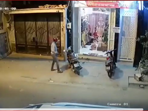 Trộm xe máy ngay trước cửa mà không làm gì được