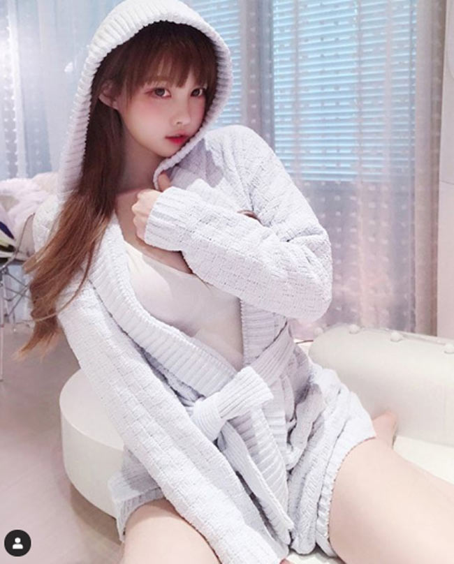 Người mẫu Trung Quốc kiếm tiền núi nhờ chỉ chụp quảng cáo trong phòng ngủ-5