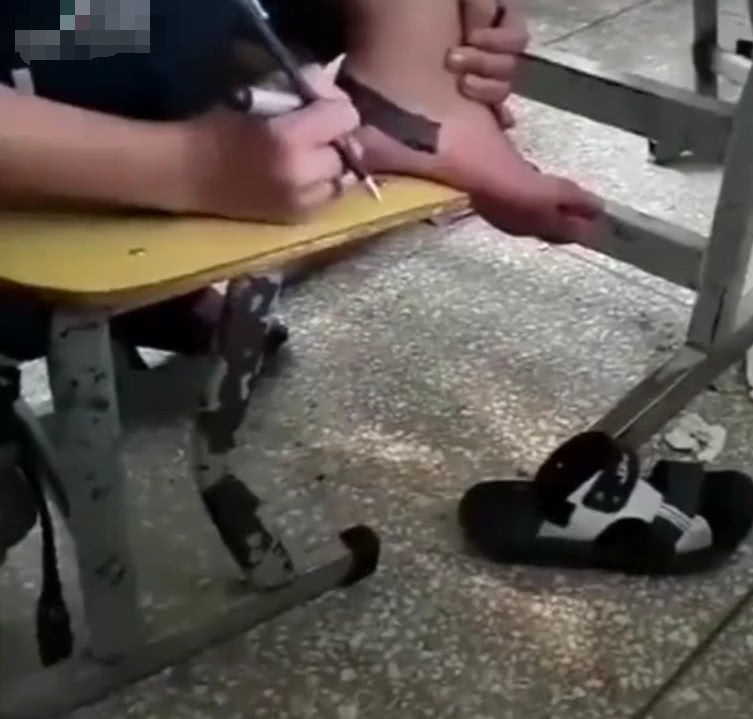 Nhỡ đi dép bệt trong khi trường bắt mang quai hậu, nam sinh này đã đối phó theo cách không ai ngờ đến-1