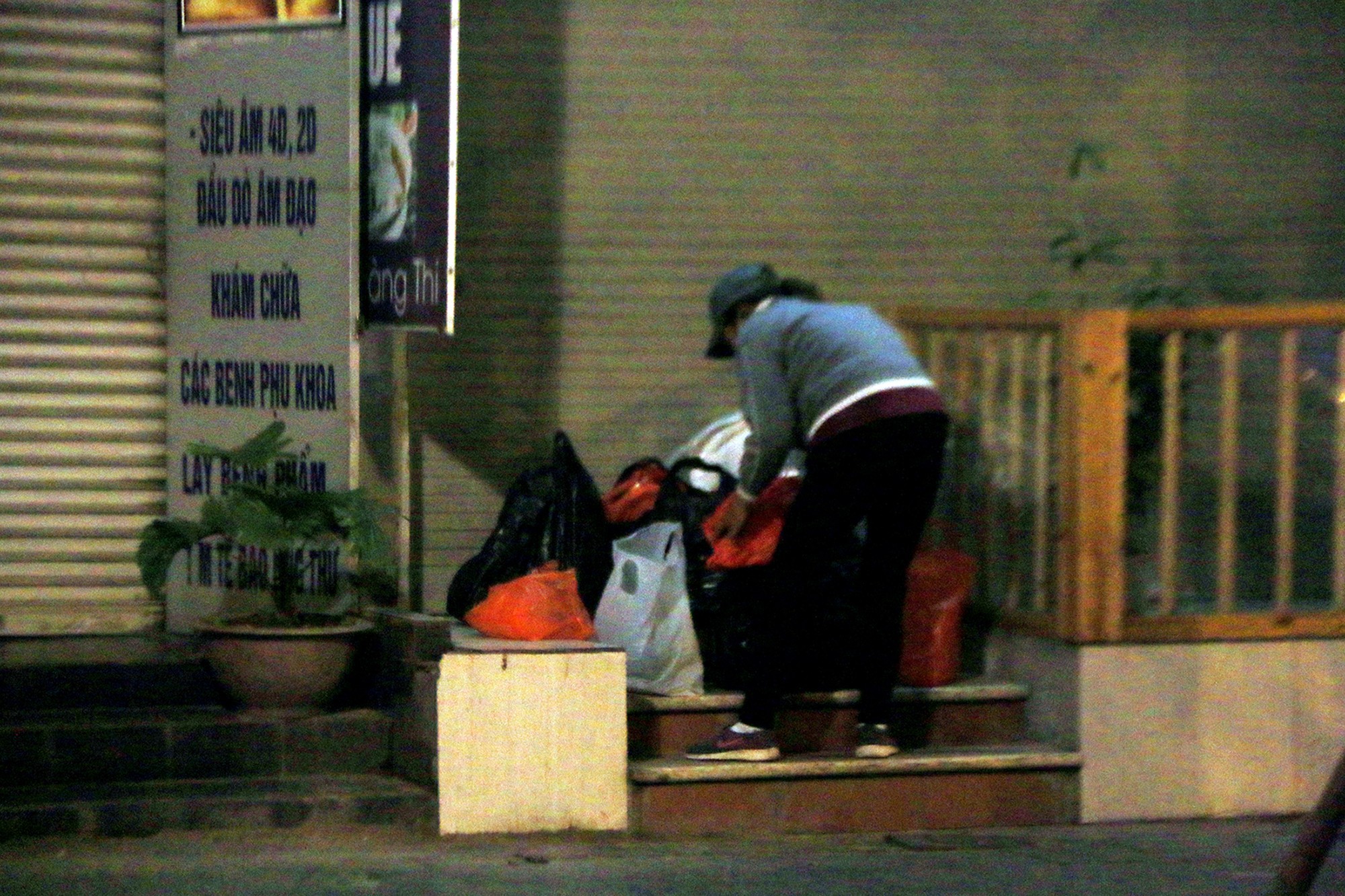Chuyện lạ lùng người vô gia cư đi xe máy, ô tô, ở nhà tầng-1
