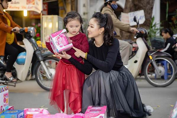 Maya đưa con gái đi chợ hoa Tết trước khi đi Mỹ lưu diễn-2