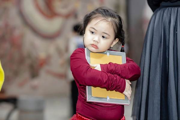 Maya đưa con gái đi chợ hoa Tết trước khi đi Mỹ lưu diễn-4