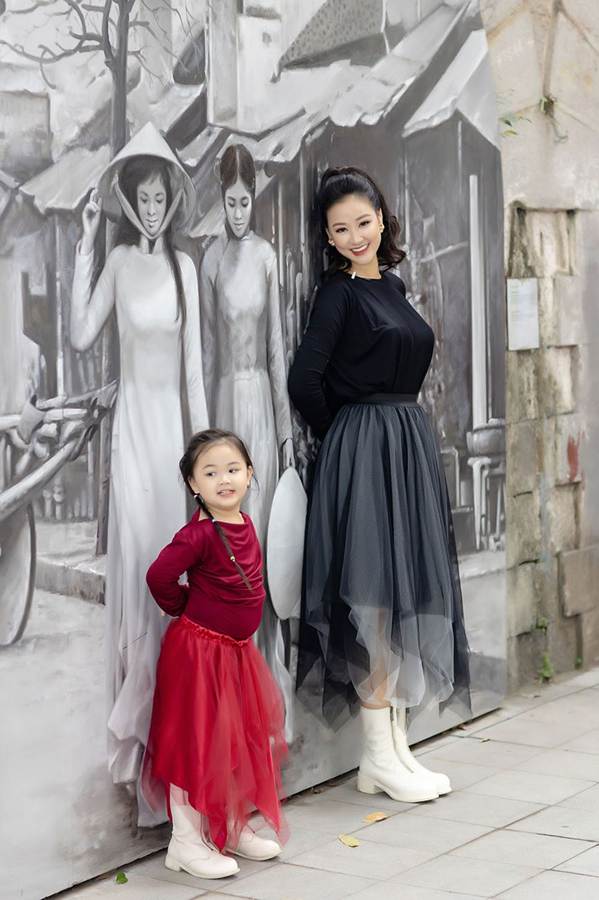 Maya đưa con gái đi chợ hoa Tết trước khi đi Mỹ lưu diễn-8