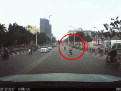 CLIP: Cao hứng lấn làn, ông chú đi xe máy báo hại tài xế ô tô