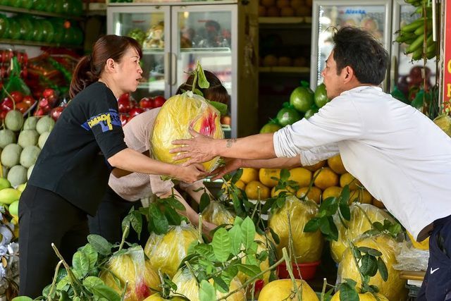 Độc, lạ: Bưởi khủng 13kg/quả, giá bạc triệu hút khách chơi Tết-4