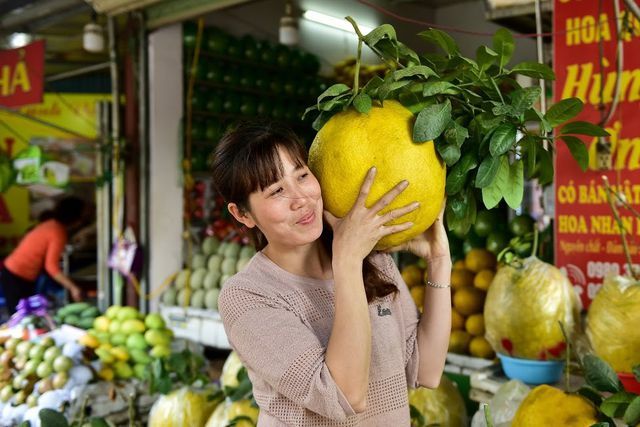 Độc, lạ: Bưởi khủng 13kg/quả, giá bạc triệu hút khách chơi Tết-6