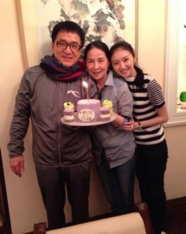 Vợ Thành Long: Yêu chồng hơn cả bản thân, đánh đổi thanh xuân và cái kết xúc động ở tuổi 66-1