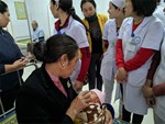 Xót lòng những đứa trẻ phải đón tết trước cổng bệnh viện ở Hà Nội: Nhắc đến quê nhà lại ứa nước mắt vì nhớ-7