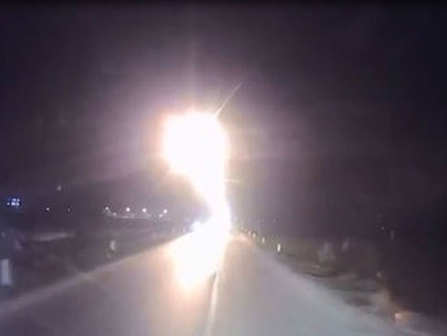 Đâm trực diện vì xe ngược chiều bật đèn pha lóa mắt