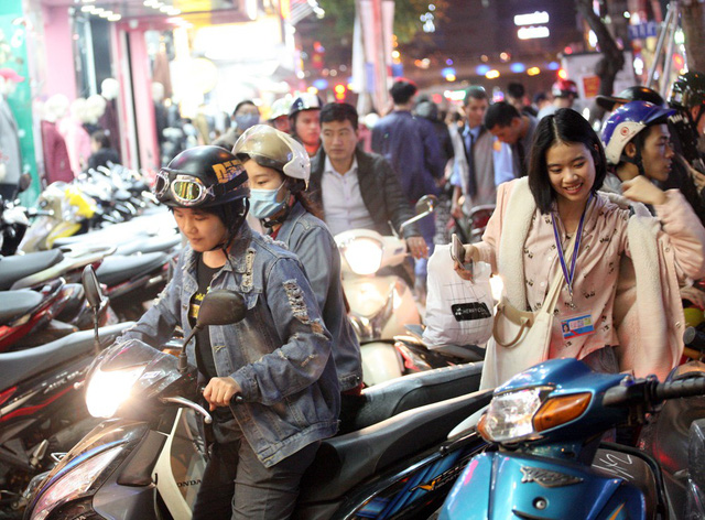 Khỏa thân thử đồ, chen nhau mua sắm tại thiên đường thời trang phố Chùa Bộc-1