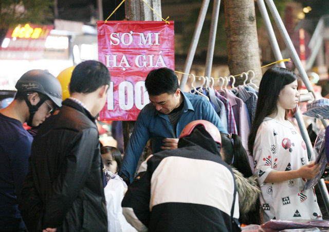 Khỏa thân thử đồ, chen nhau mua sắm tại thiên đường thời trang phố Chùa Bộc-10