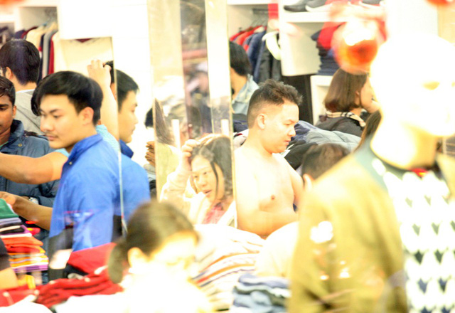 Khỏa thân thử đồ, chen nhau mua sắm tại thiên đường thời trang phố Chùa Bộc-11
