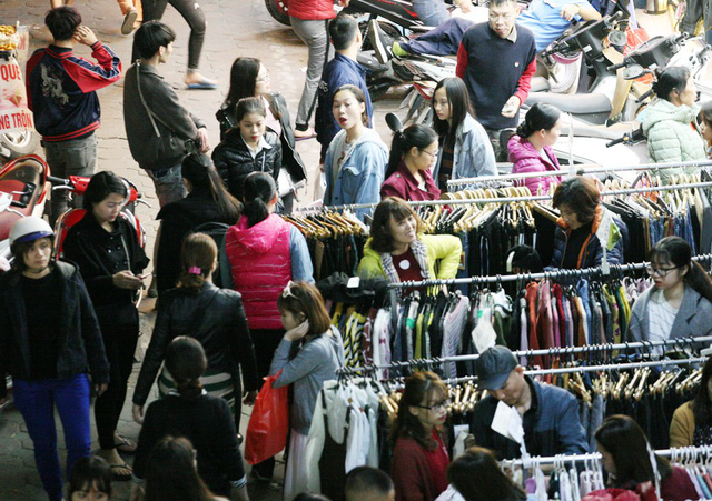 Khỏa thân thử đồ, chen nhau mua sắm tại thiên đường thời trang phố Chùa Bộc-13