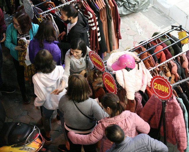 Khỏa thân thử đồ, chen nhau mua sắm tại thiên đường thời trang phố Chùa Bộc-14