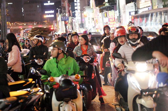 Khỏa thân thử đồ, chen nhau mua sắm tại thiên đường thời trang phố Chùa Bộc-2