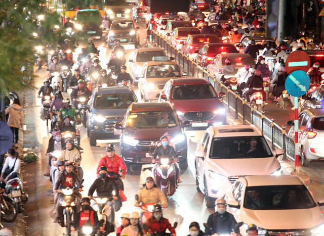 Khỏa thân thử đồ, chen nhau mua sắm tại thiên đường thời trang phố Chùa Bộc-3