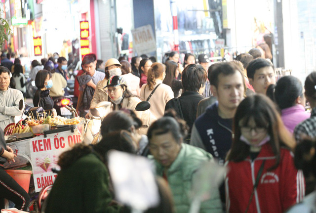 Khỏa thân thử đồ, chen nhau mua sắm tại thiên đường thời trang phố Chùa Bộc-8