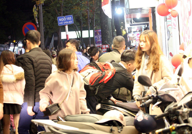 Khỏa thân thử đồ, chen nhau mua sắm tại thiên đường thời trang phố Chùa Bộc-9