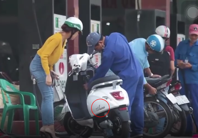 Đi đổ xăng, chàng trai ngượng chín mặt với món phụ tùng chị em nhạy cảm nằm trong cốp-4