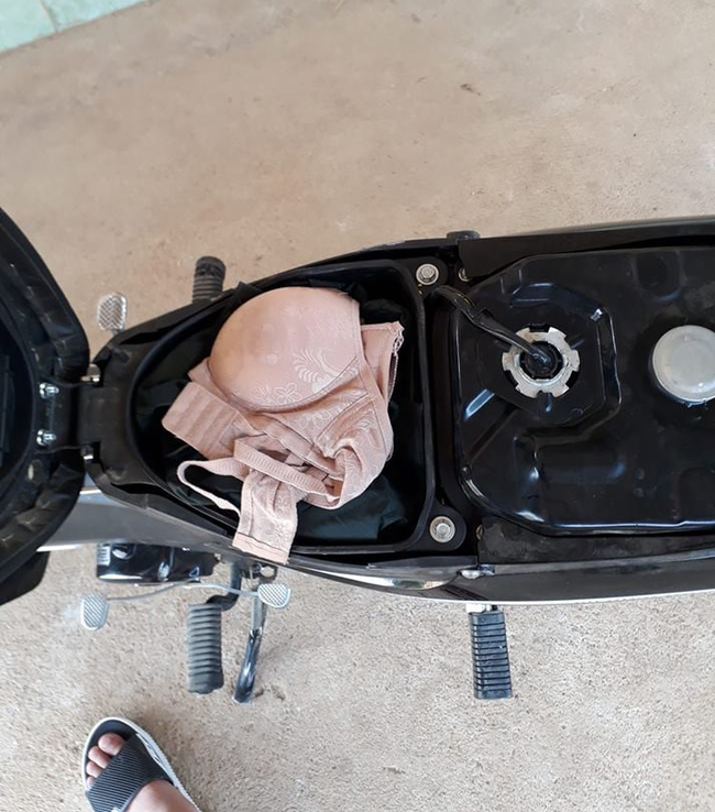 Đi đổ xăng, chàng trai ngượng chín mặt với món phụ tùng chị em nhạy cảm nằm trong cốp-1