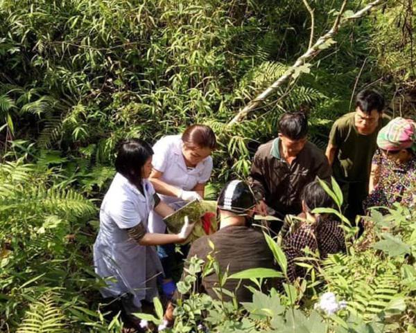 Bị ngã xuống vực khi chồng đưa đi đẻ, sản phụ sinh con nặng 3kg ngay dưới khe núi-1