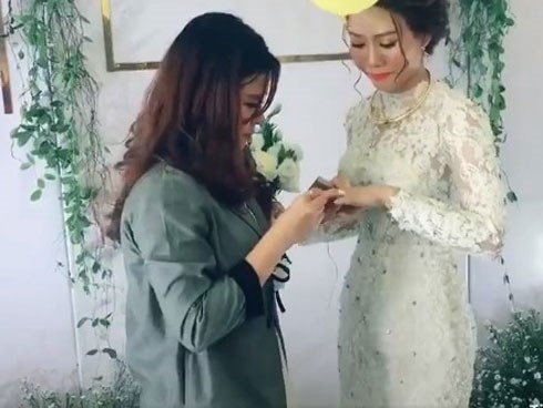 Clip: Cô dâu ôm bạn thân nghẹn ngào trong ngày cưới, màn trao quà cuối cùng lại càng khiến dân mạng xôn xao