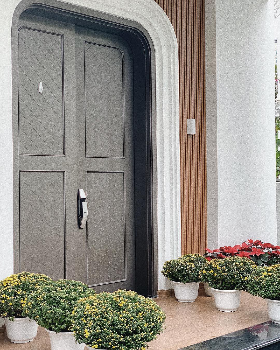 Á hậu Tú Anh chia sẻ nỗi sợ hãi ngày Tết, vô tình hé lộ thêm không gian biệt thự ven hồ xa hoa-1